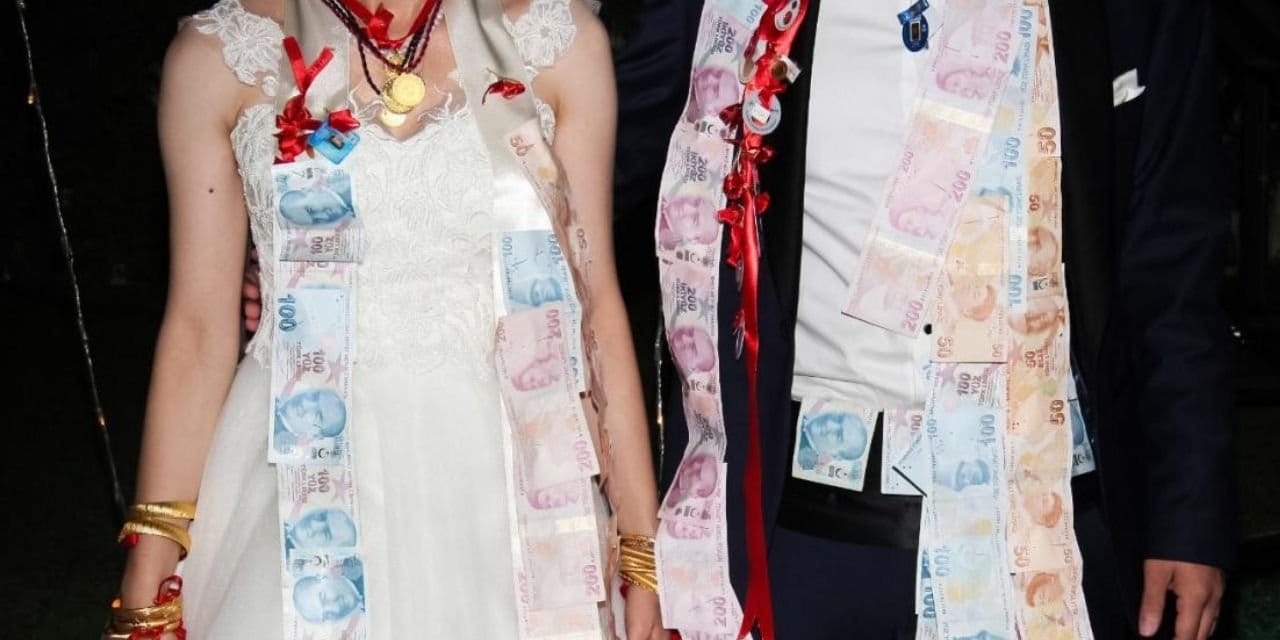 Düğünlerde altın yerine bakın ne takılıyor