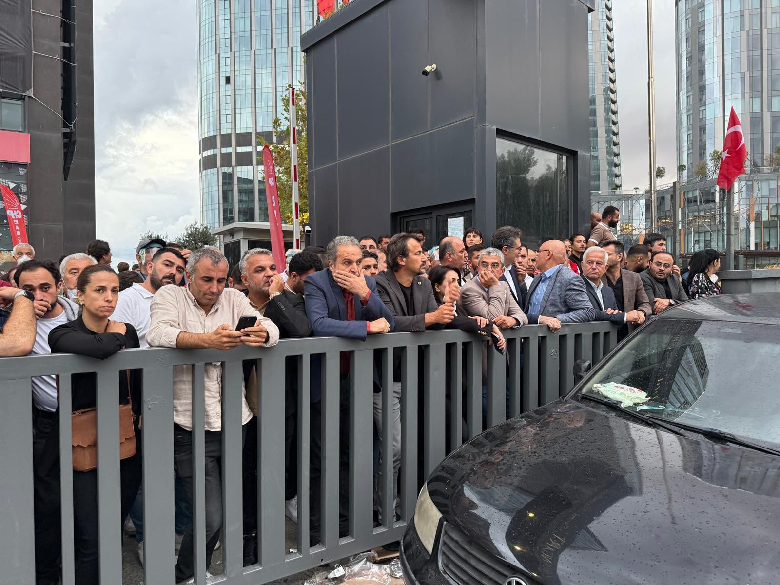 CHP İstanbul İl Başkanlığı'nda nöbet devam ediyor: Sivil polisler binadan çıkartıldı