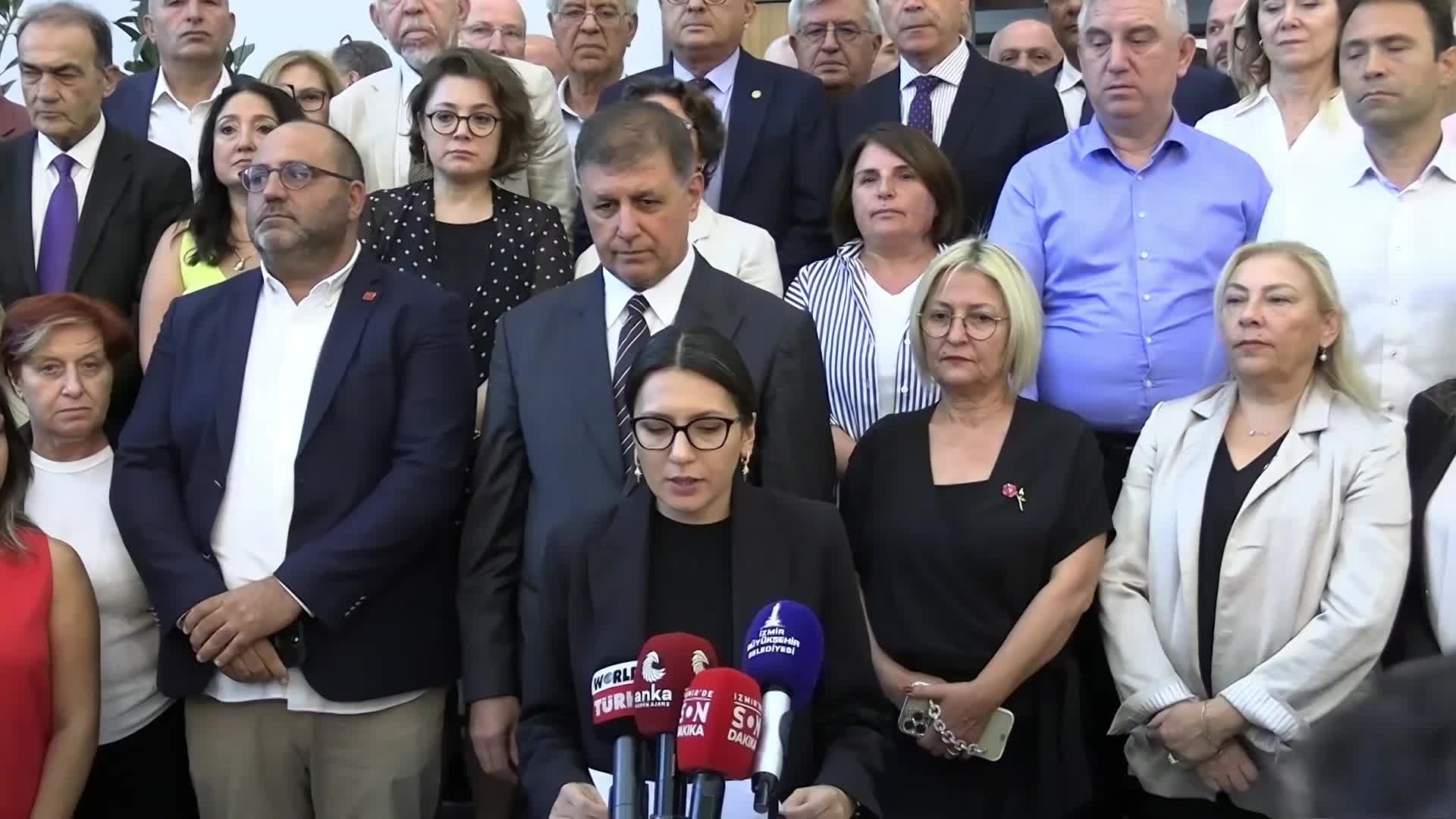 Kayyuma bir tepki de İzmir'den: "CHP’yi darbecilerle teslim alamazsınız!"