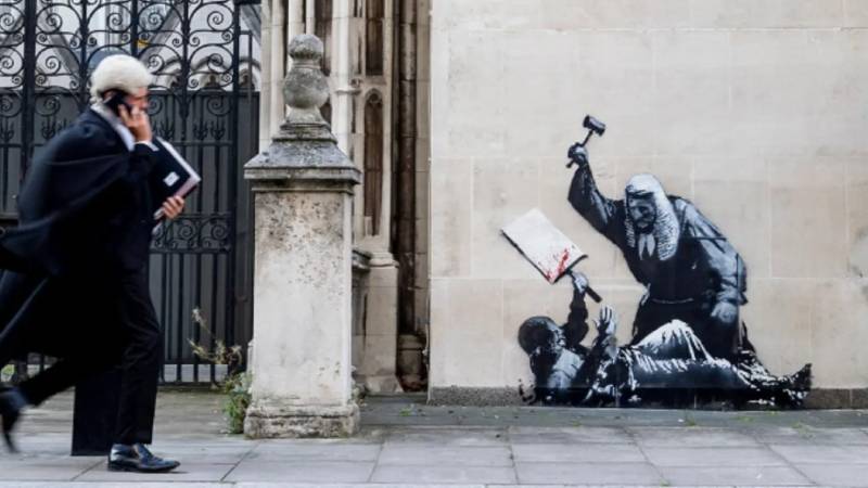 Banksy'nin yeni eseri: Eylemci döven yargıç Adalet Sarayı'nda