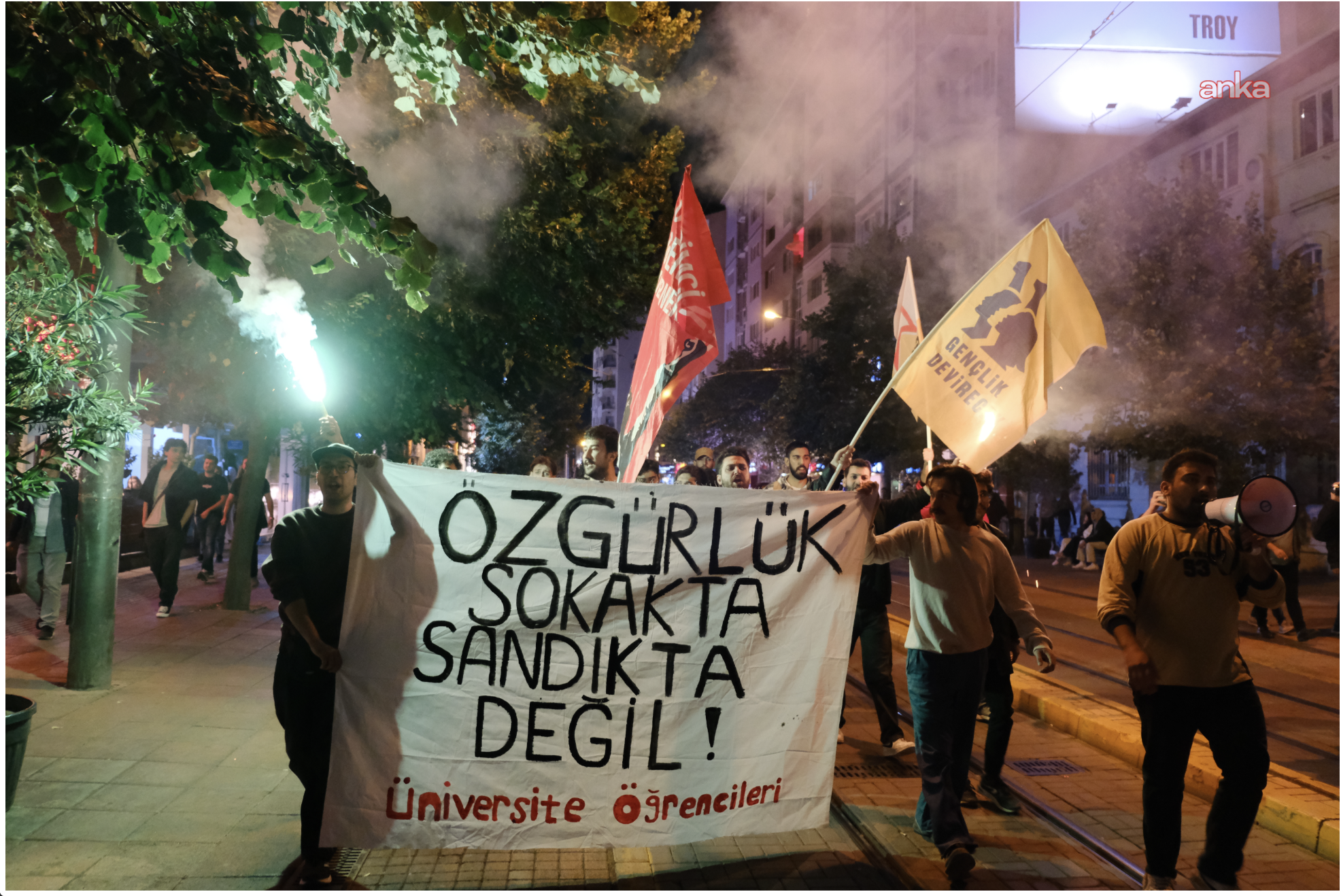 Eskişehir'de üniversite öğrencileri CHP İstanbul İl Başkanlığına kayyum kararını protesto etti