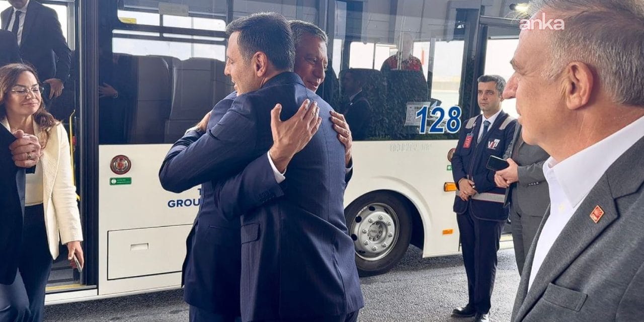 CHP lideri Özgür Özel İstanbul'a geldi: Özgür Çelik karşıladı