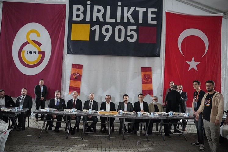 Galatasaray yönetimi, Nef Vakfı'nın Kahramanmaraş'ta inşa ettiği konteyner kentte iftar verdi