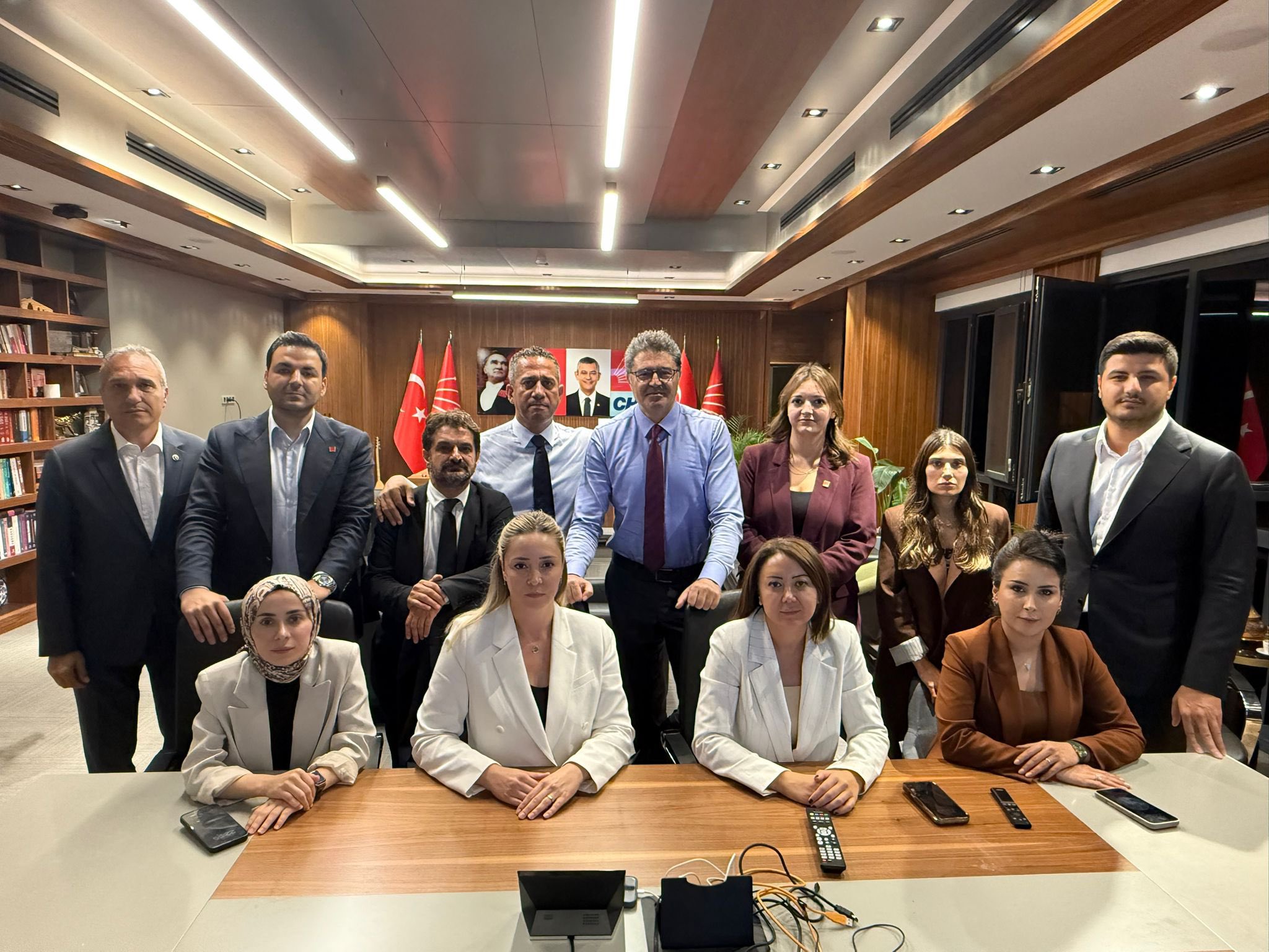 Eski CHP İstanbul İl Başkanlığı binasında son durum: Polis ablukası da partililerin nöbeti de devam ediyor