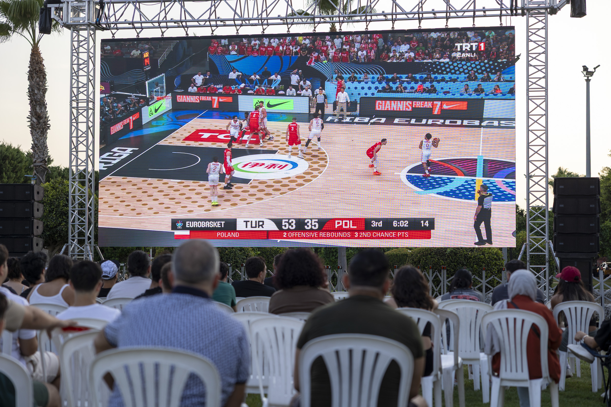 Mersin’de dev ekranda milli maç coşkusu