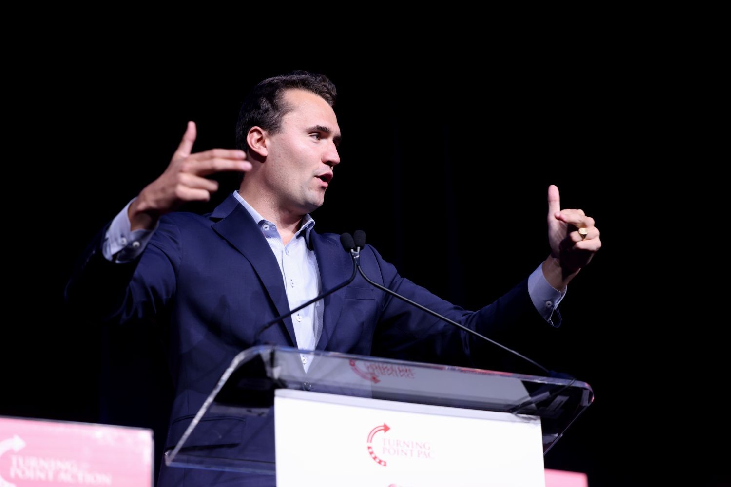 Trump müttefiki Charlie Kirk’e üniversitede silahlı saldırı: Boynundan vuruldu