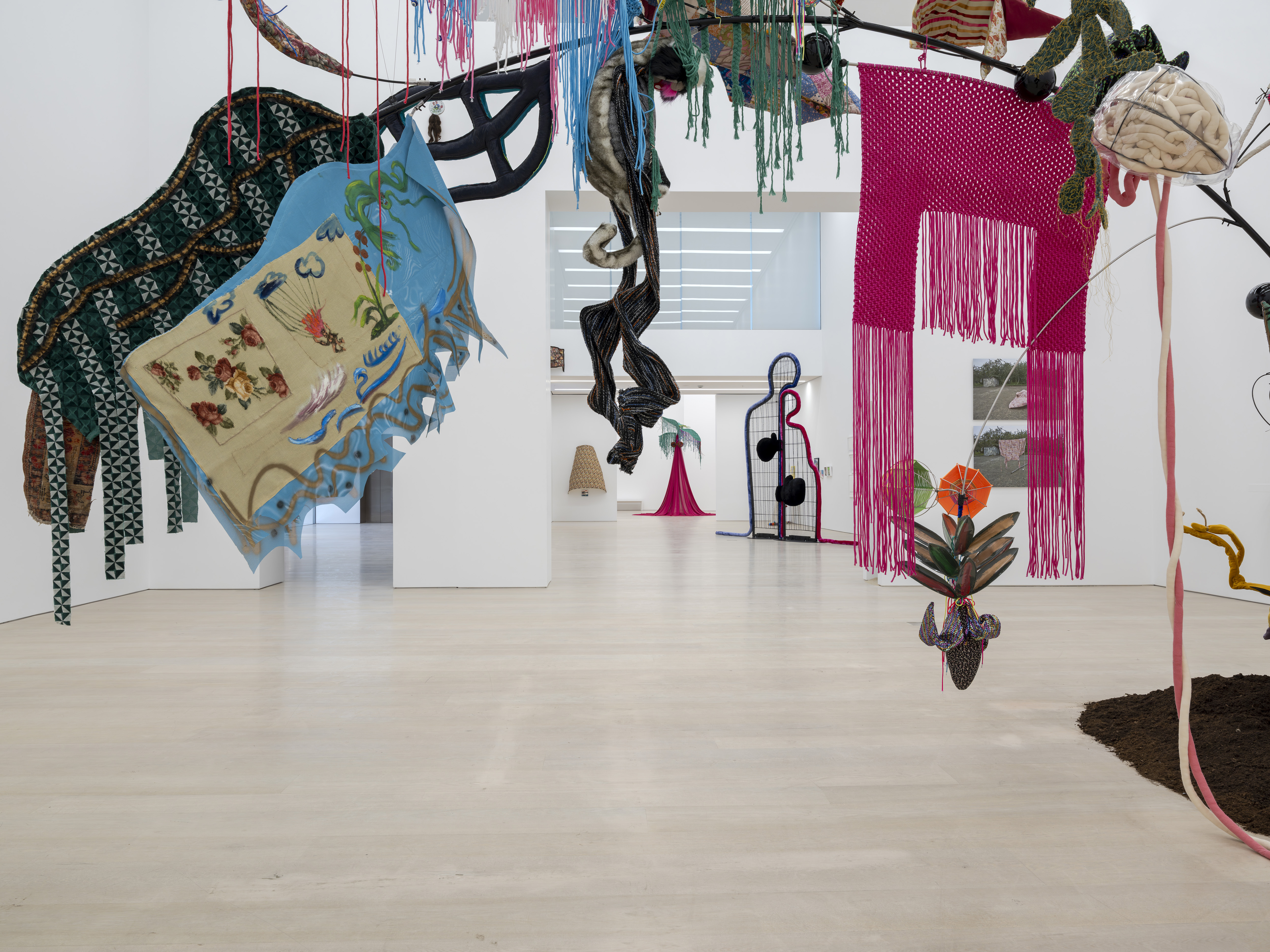 Nilbar Güreş’in “Kadife Bakış” sergisi Arter’de açıldı