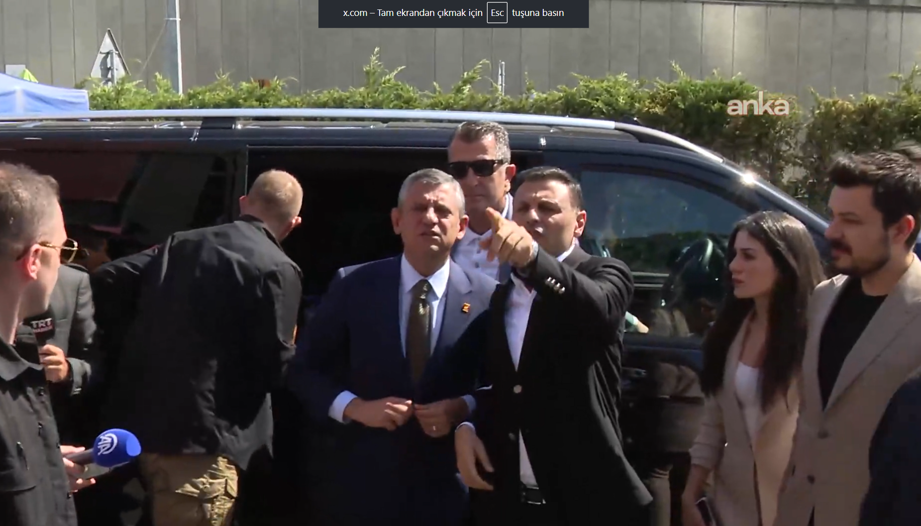 Özgür Özel çalışma ofisine giriş yaptı: Polis ablukası kaldırıldı