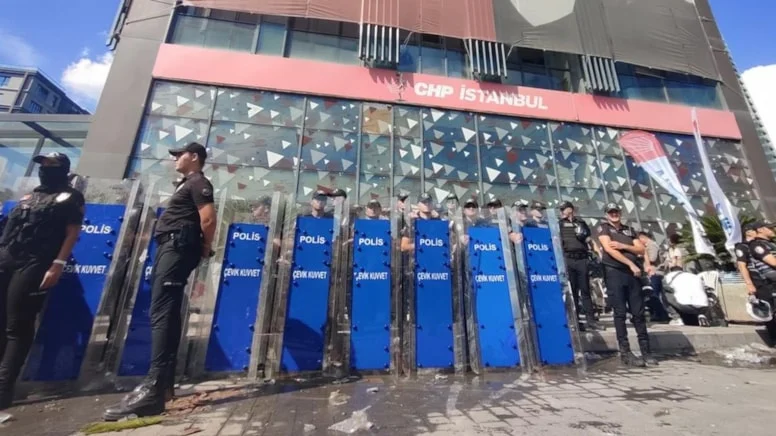 Özgür Özel gidince polis Özel'in çalışma ofisi olan binaya geri döndü