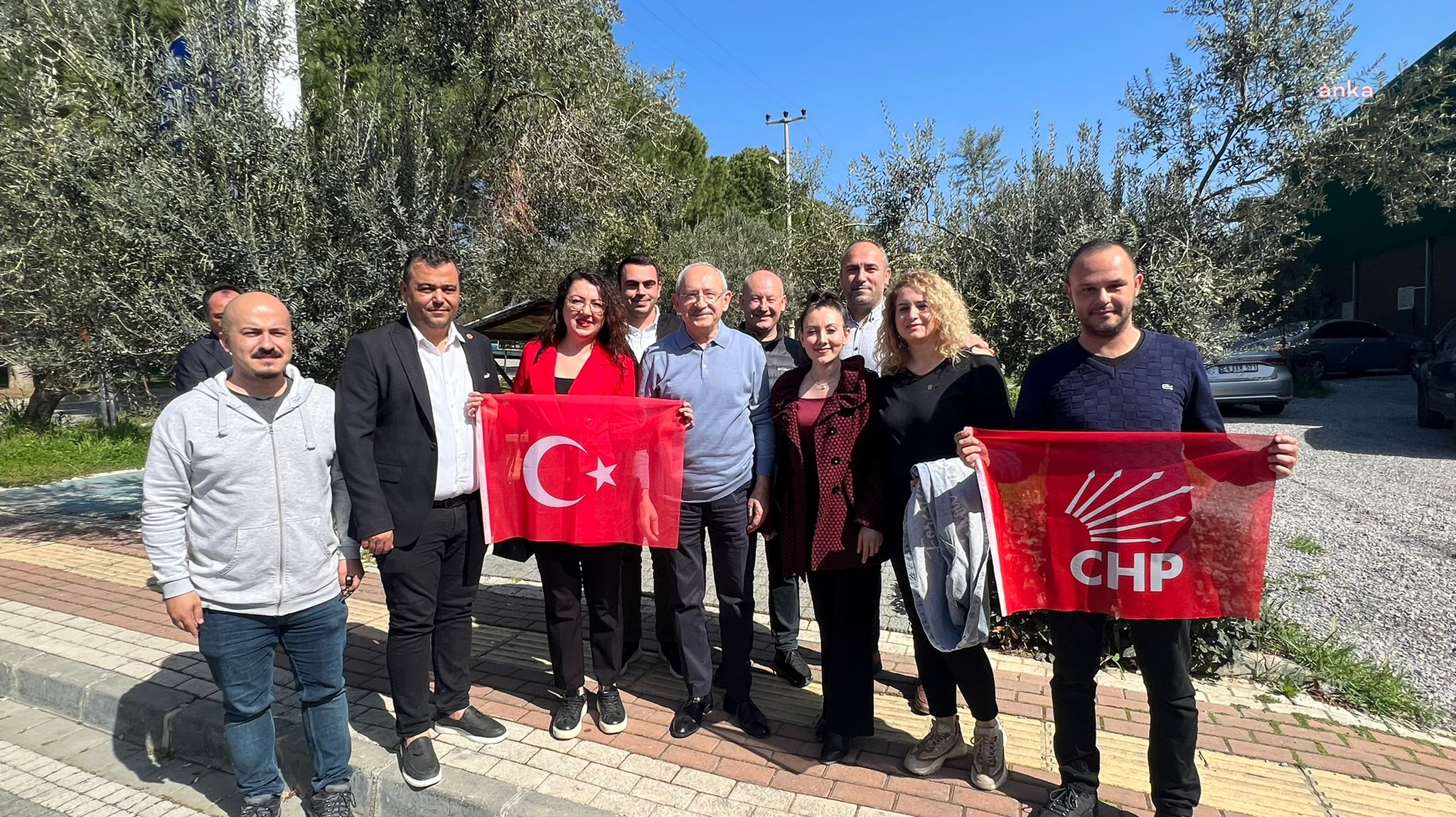 Bir grup genç, Kılıçdaroğlu’na CHP bayrağı hediye etti