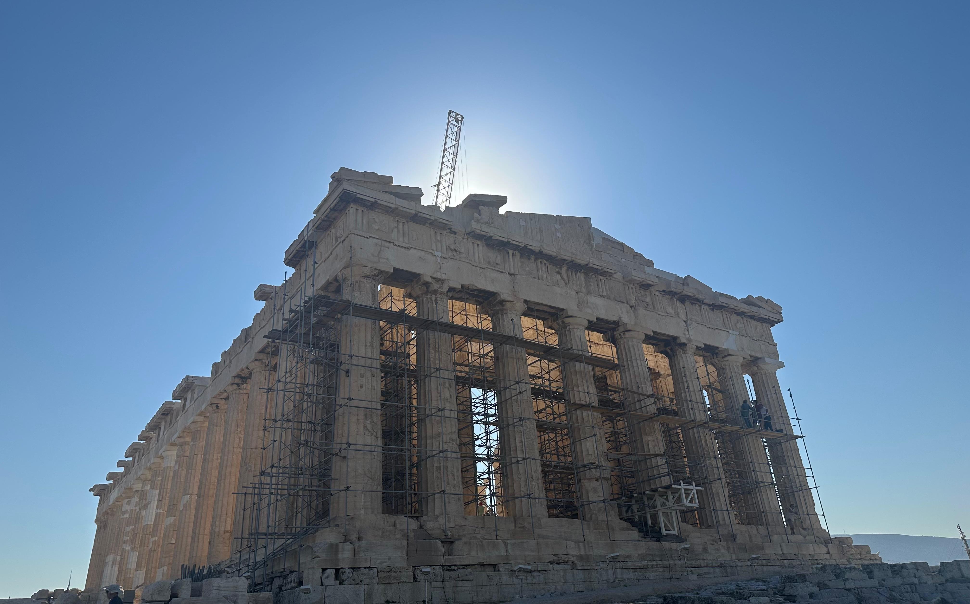 Akropolis'in tepesindeki vinç