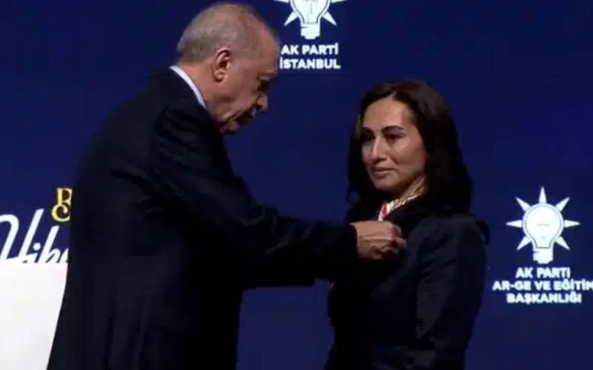 Yeni Şafak muhabiri iddiası: Komşuları AKP’ye geçen Özlem Vural Gürzel'e tükürmüş