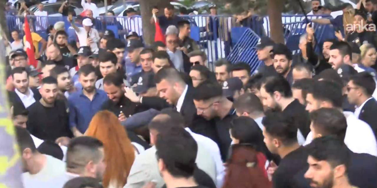 Büyük miting öncesi gençler barikatları yıktı