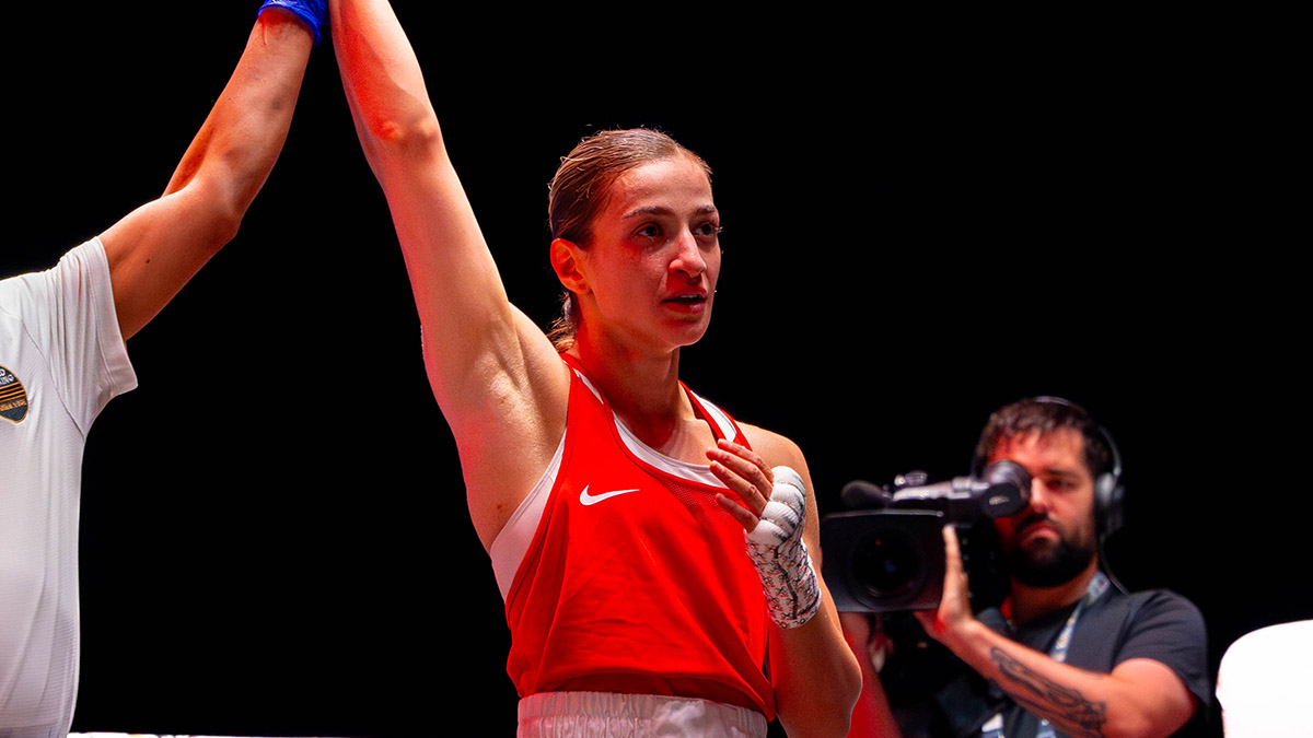 Dünya ikincisi olan Milli boksör Buse Naz Çakıroğlu, gümüş madalyayı kazandı!