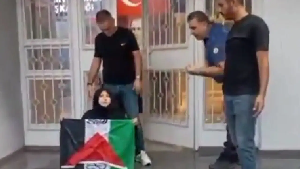 AKP önünde Gazze  eylemine müdahale: Üstüne su döküldü, tekmelendi