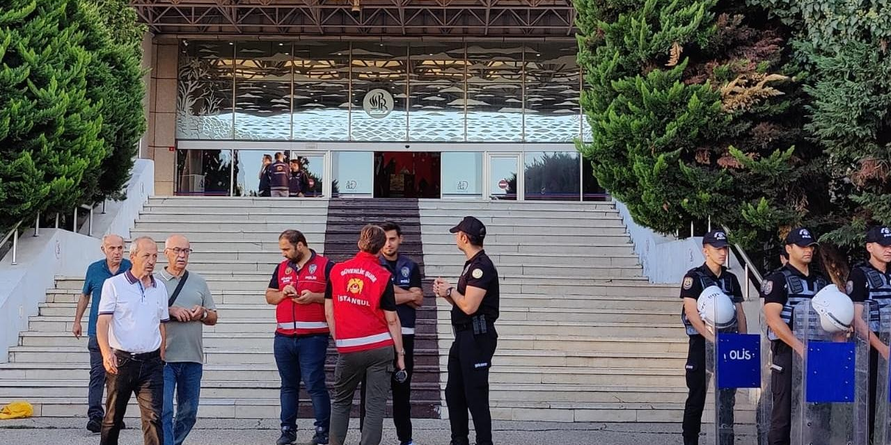 Bayrampaşa'da meclis dengesi değişti: Bir belediye meclis üyesi daha CHP'den istifa etti