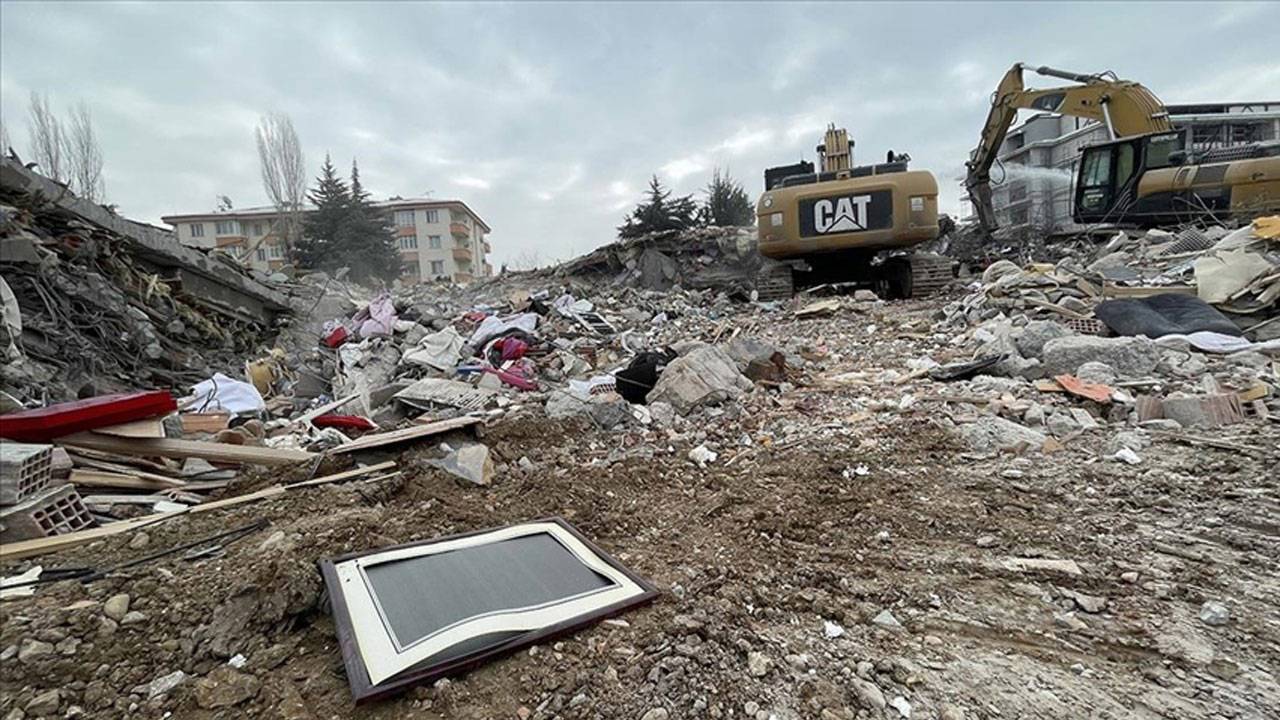 Depremde yıkılan Hayat Sitesi davasında dinlenen tanık: "Kolonları inceltip kılıf giydirdiler"