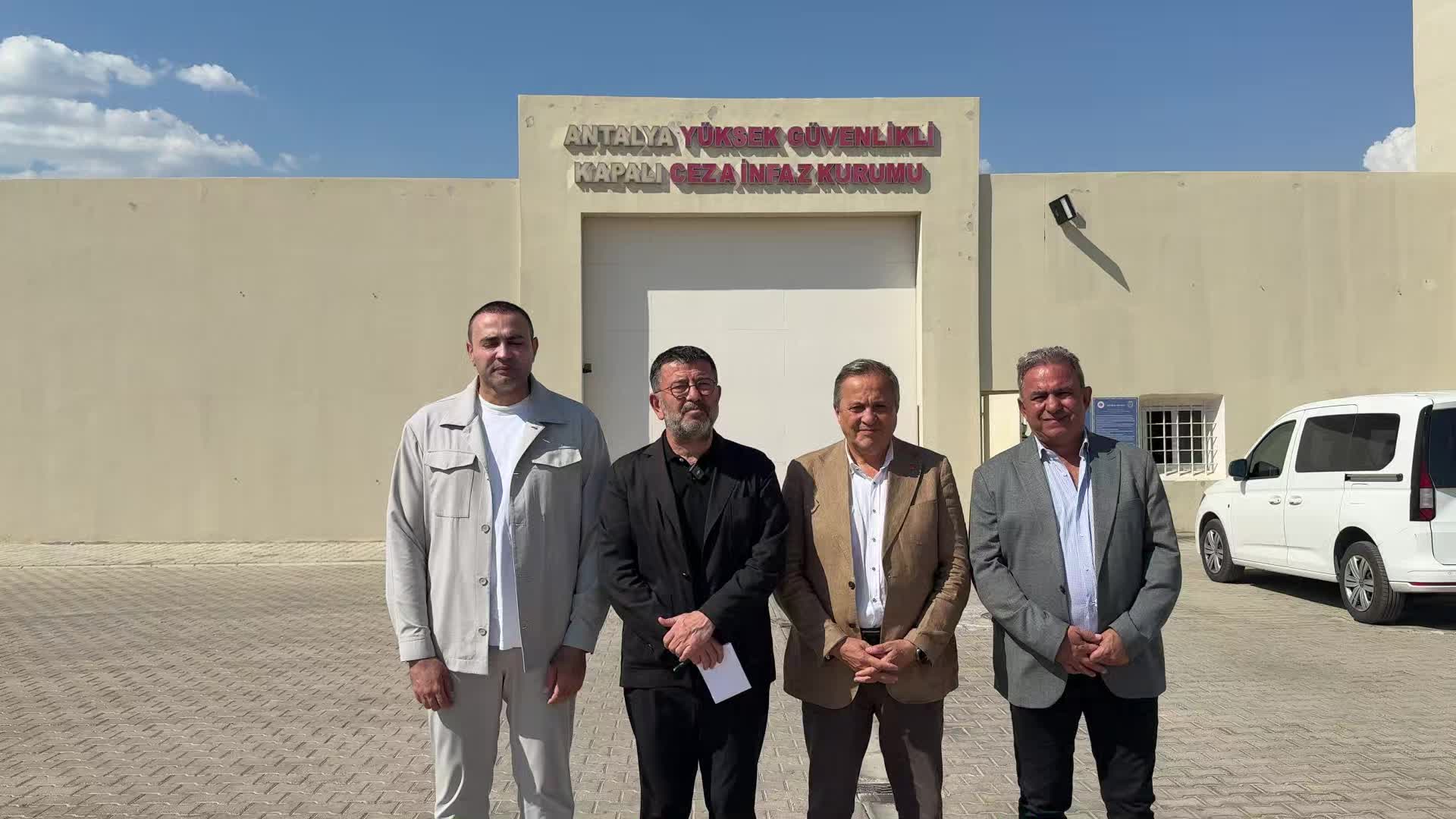 Veli Ağbaba'dan Adalet Bakanlığı'na: Muhittin Böcek'in sağlık durumu iyi değil