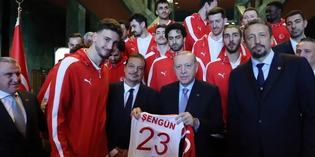 Erdoğan, Avrupa ikincisi 12 Dev Adam'ı kabul etti: Cedi Osman ve Alperen Şengün'den forma hediyesi