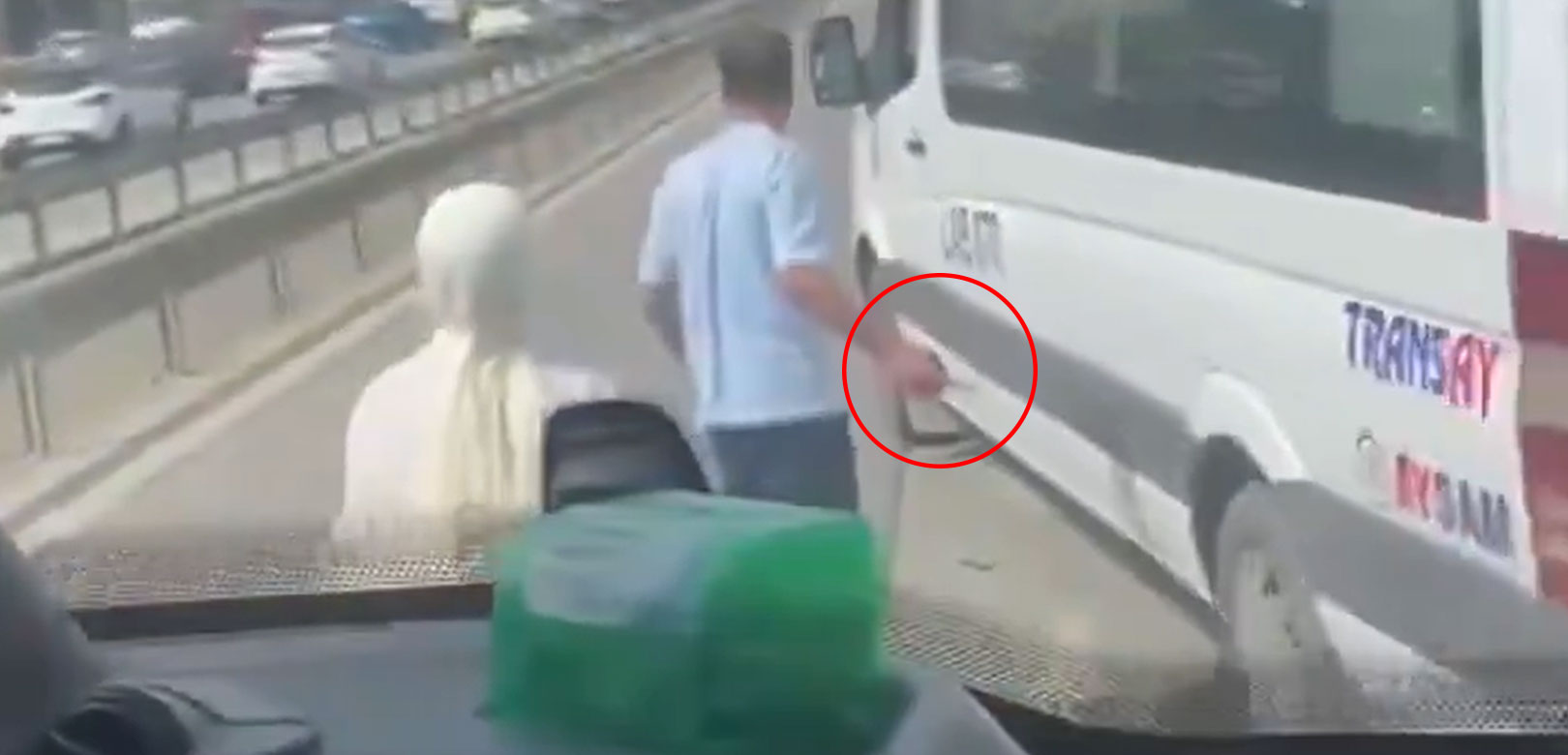 İstanbul'da bir dolmuş şoförü cadde ortasında bıçak çekti