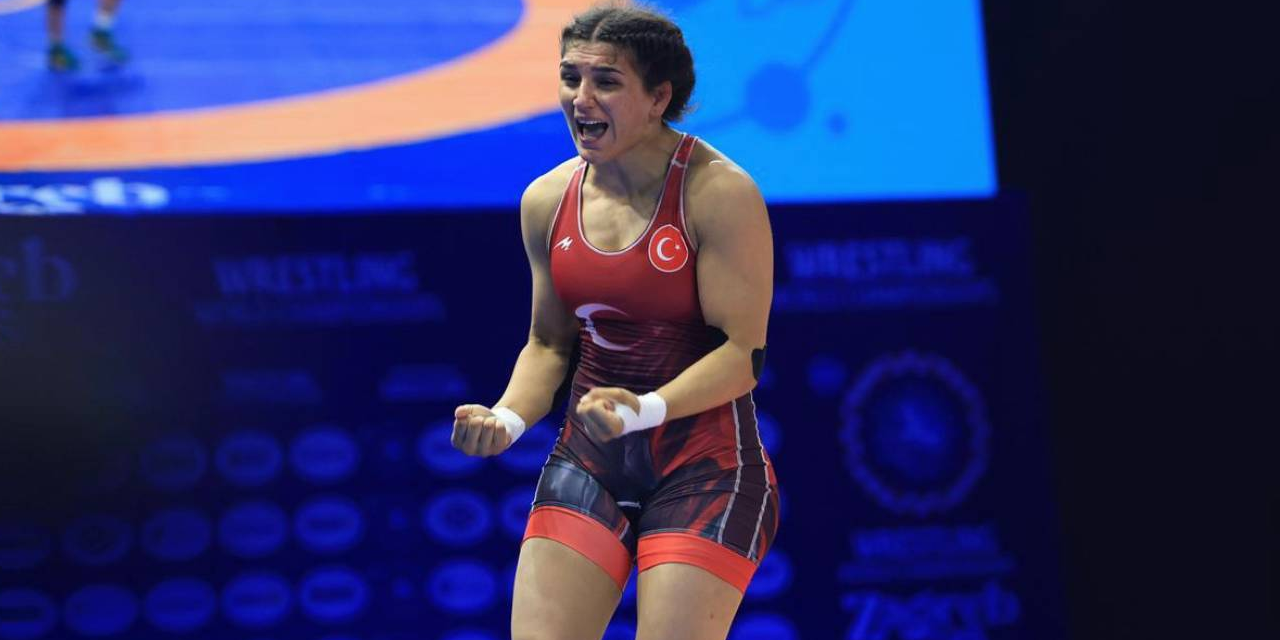 Nesrin Baş, Güreş Şampiyonası'nda dünya ikincisi oldu!
