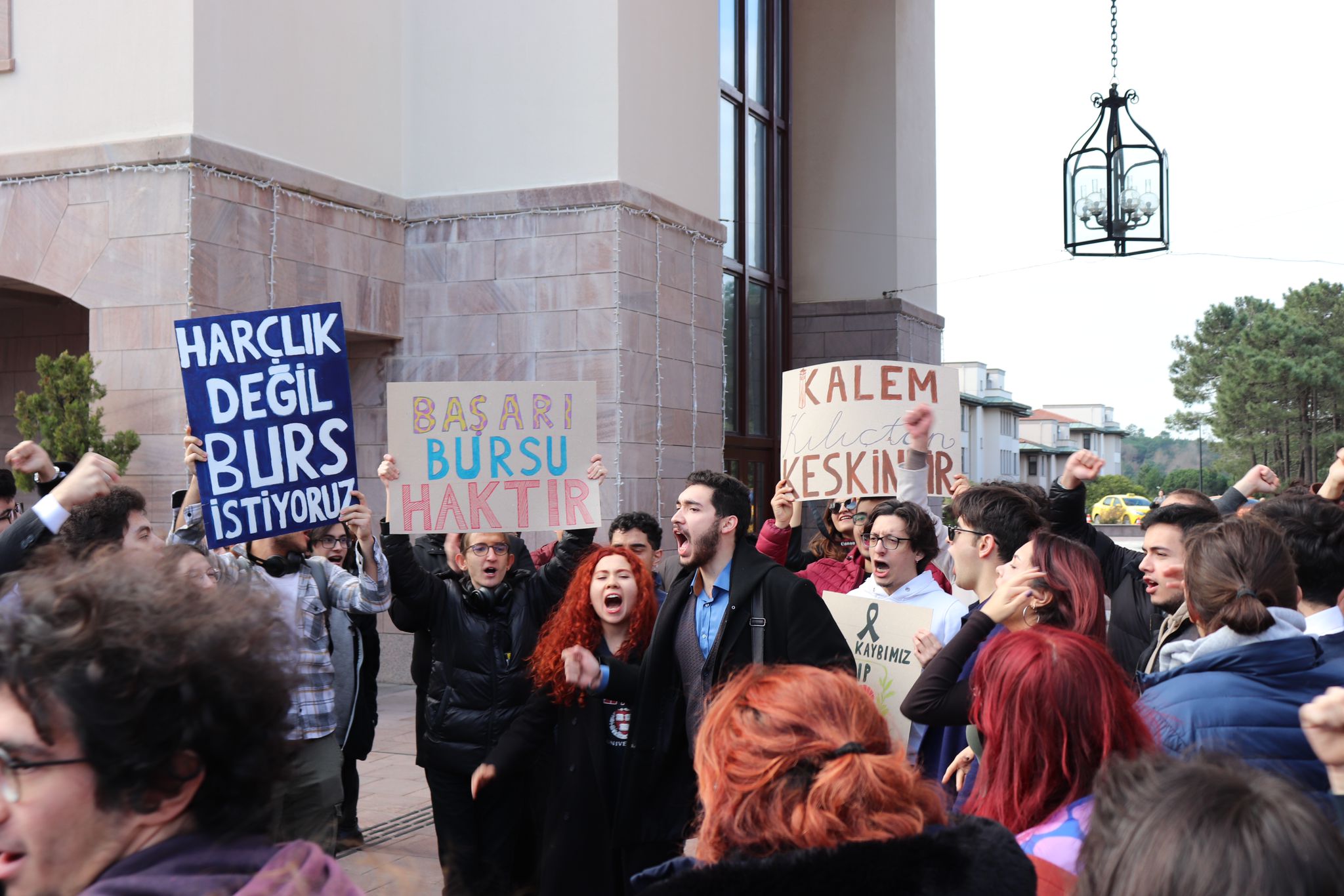 Koç Üniversitesi’nde sular durulmuyor: Öğrencilerden burslar için protesto gösterisi