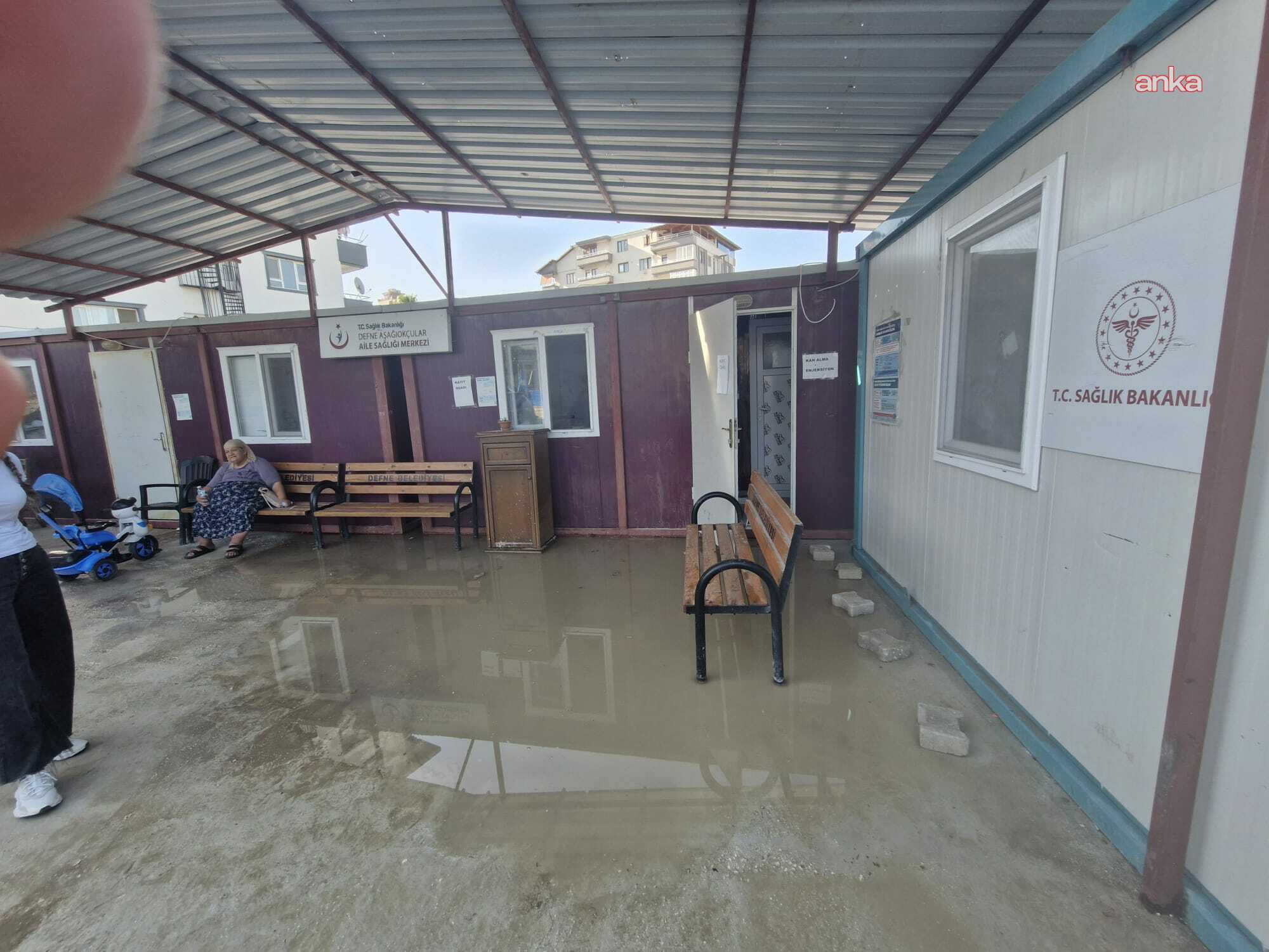 Hatay’da dört kez yer değiştiren sağlık ocağını bu defa da su bastı: Sağlık çalışanları ve hastalar paspasla temizledi