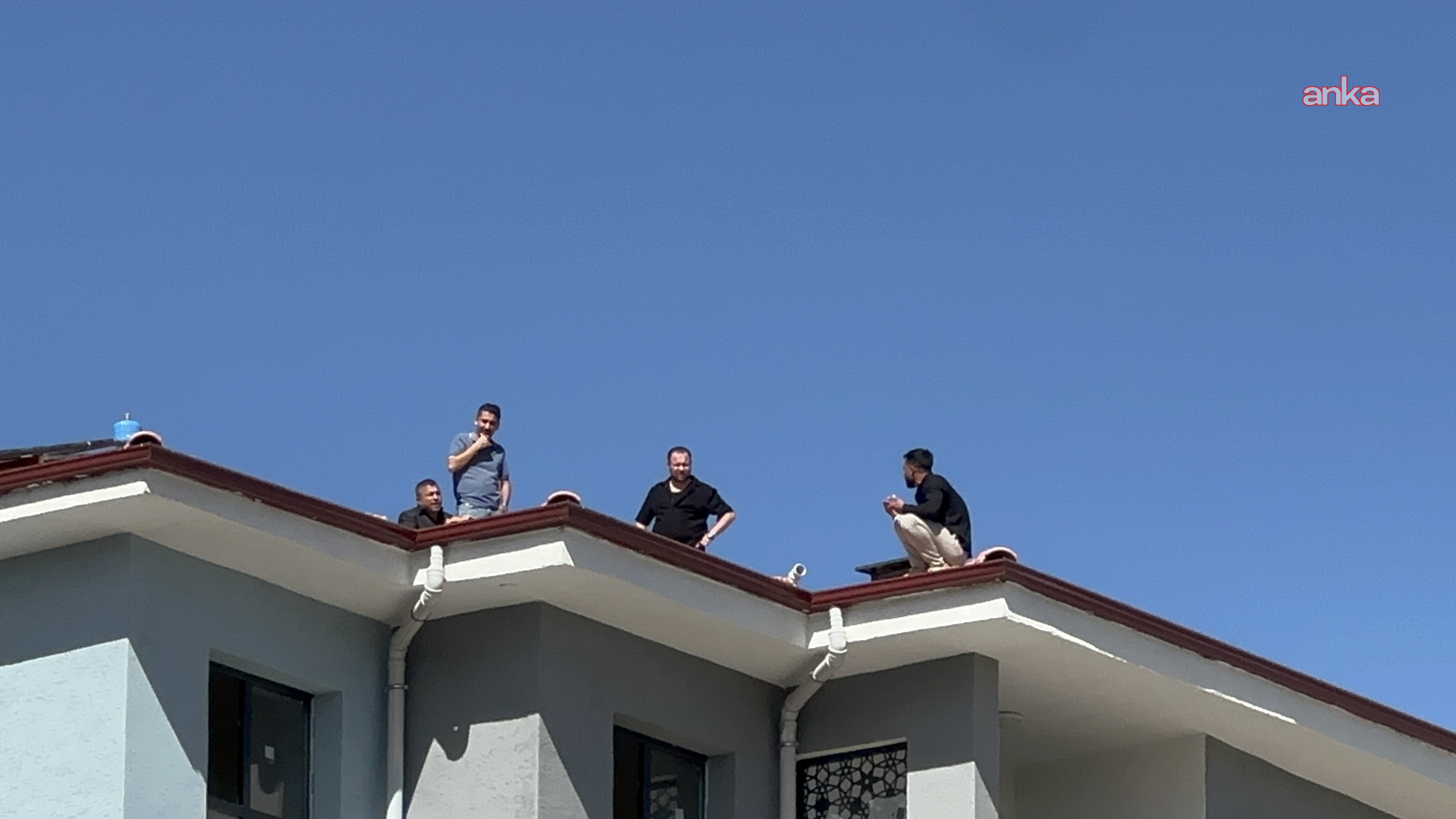 TOKİ işçisi parasını alamadığı için çatıya çıktı