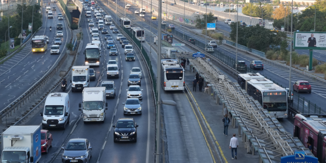 İstanbul'da trafik durma noktasında: Mesai bitti, yoğunluk yüzde 74'e yükseldi