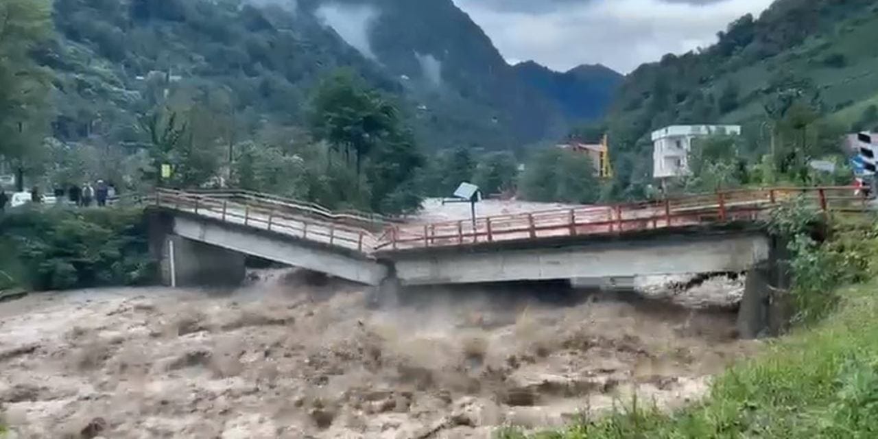 Rize sel felaketi: Mahsur kalan yurttaşlar kepçeyle kurtarıldı