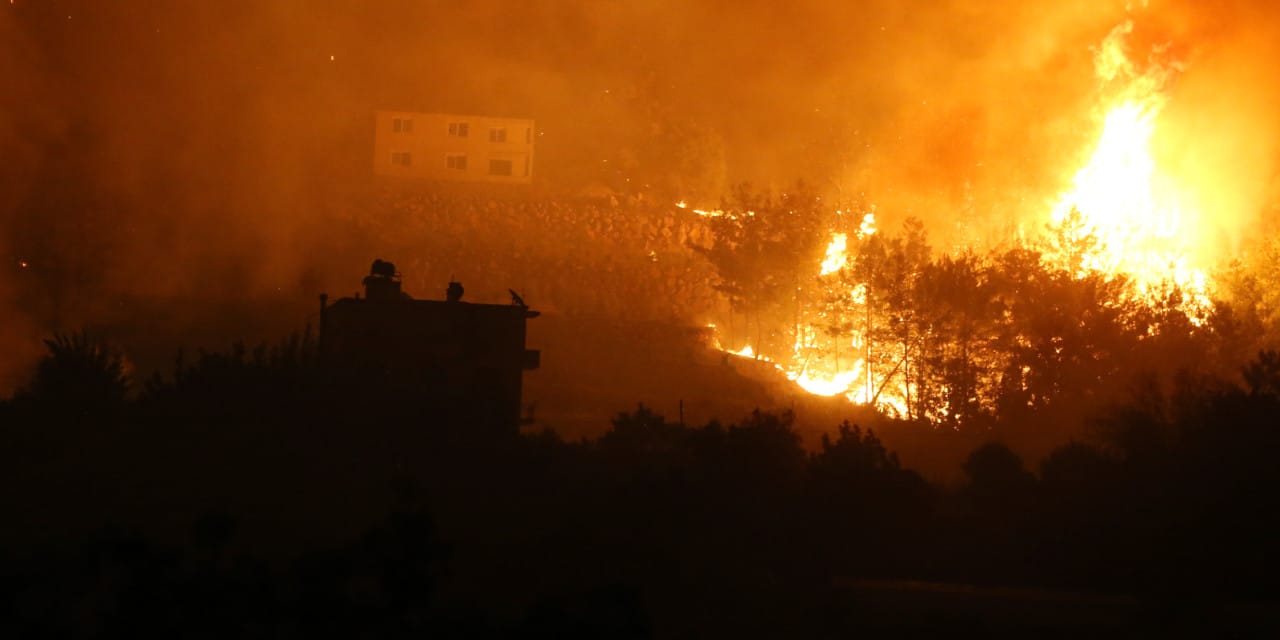 Antalya ve Muğla yanıyor: 326 ev ile birlikte iki otel tahliye edildi