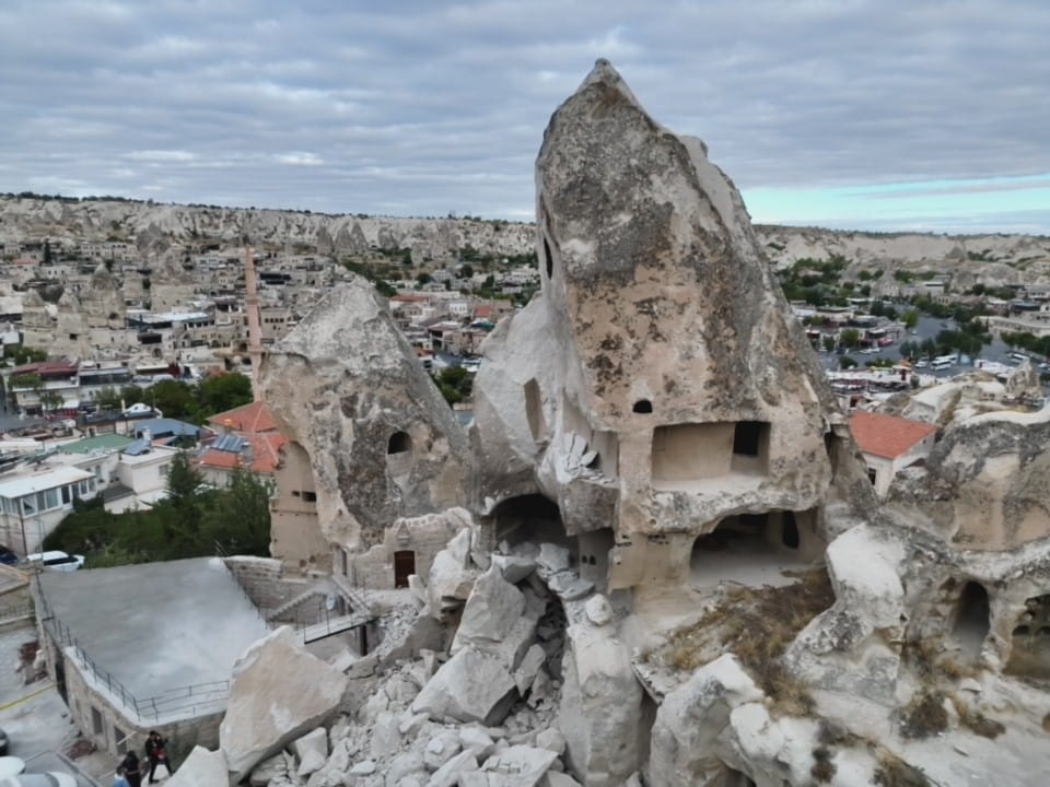 Göreme'de peribacası yıkıldı! "Eteklerinde eski dönemlerde açılmış kaya mekânlar bulunuyor"
