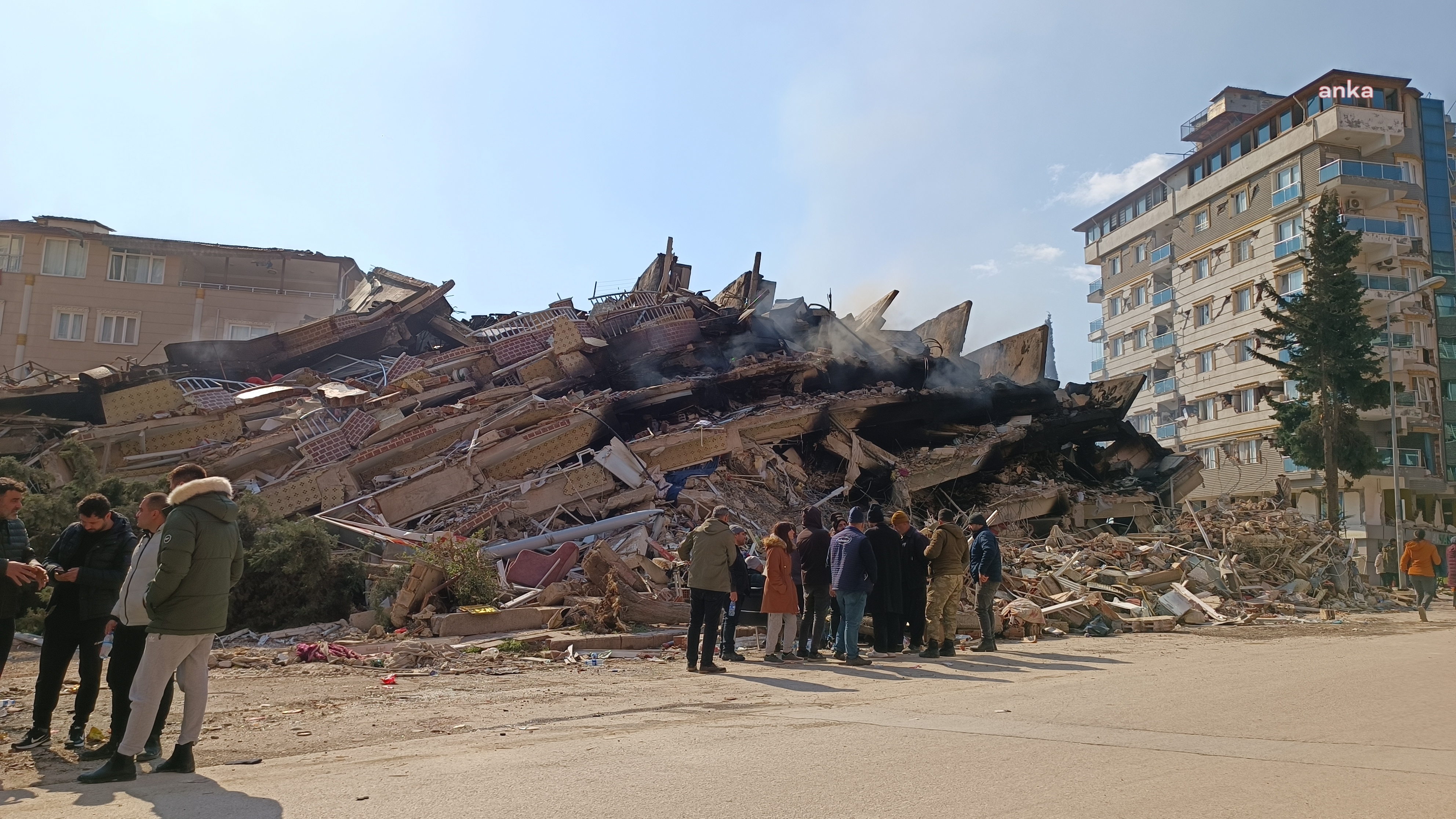 Depremde 52 kişiye mezar olan binanın müteahhitti kendini böyle savundu: "Depremi Allah yaptı, kusurum yok"