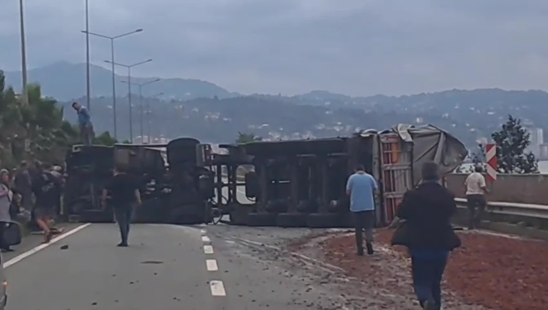 Rize’de tır devrildi, Karadeniz Sahil Yolu trafiğe kapandı