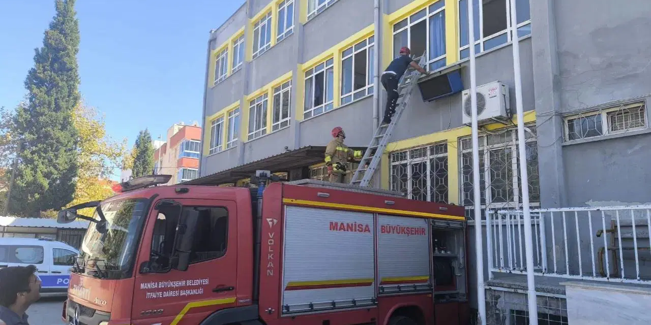 Okulda kapılar kilitlendi, mahsur kalan çocukları itfaiye ekipleri kurtardı