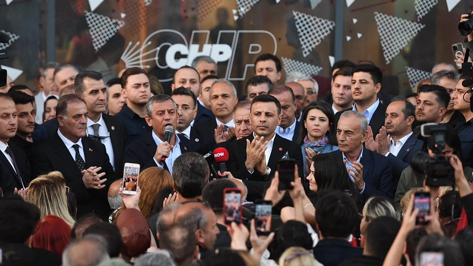 Özgür Çelik hakim karşısına çıktı: Adliye abluka altına alındı, duruşma ertelendi