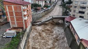 MSB: Rize’de sel bölgesinden 17 kişi helikopterlerle tahliye edildi