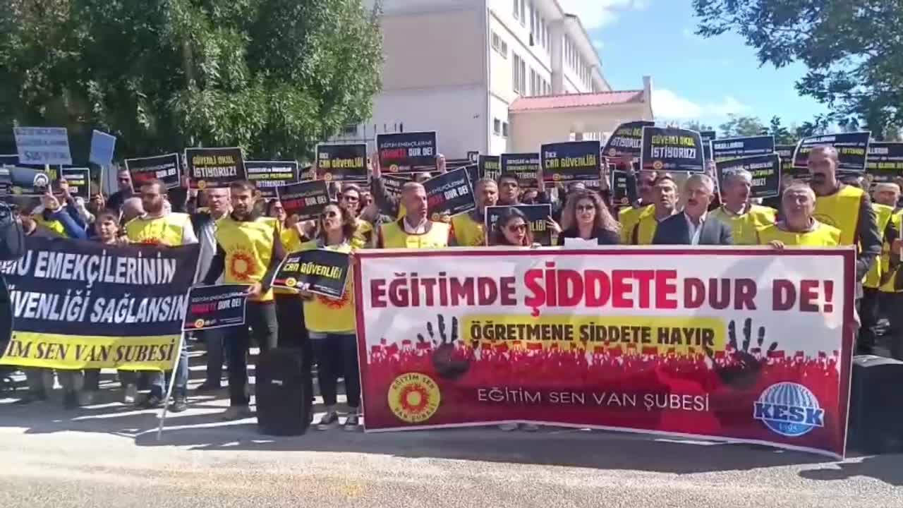 Van’da okuldaki bıçaklı saldırı sonrası protesto: Okullar sahipsiz bırakıldı, güvenlik artırılsın