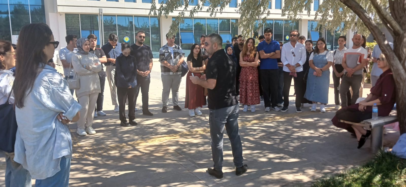 Harran Üniversitesi’nde öğrenciler derslik olmayınca bahçede derse başladı