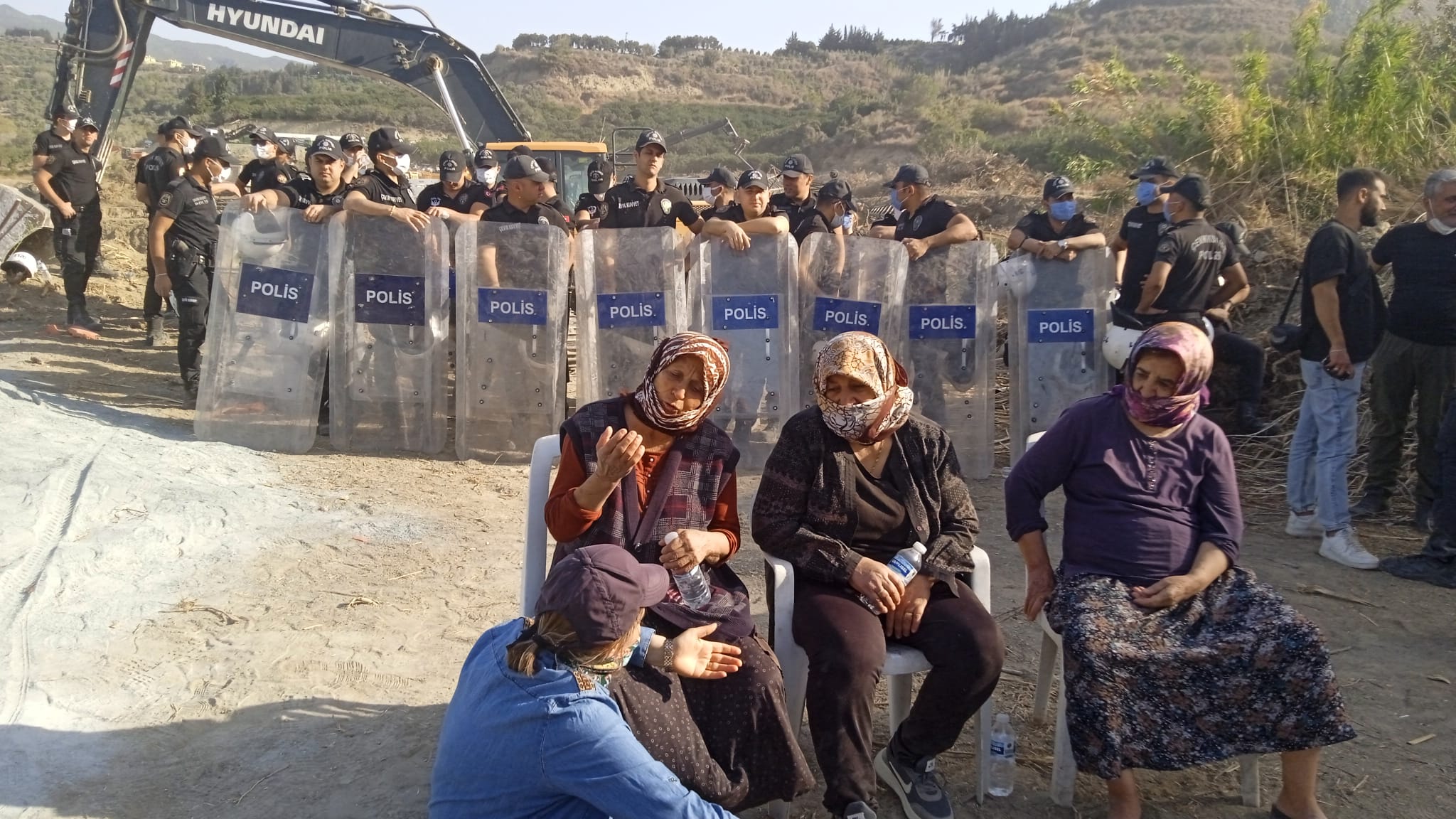 Bir yanda polis kalkanı, diğer yanda iş makinesi… Hatay’ın ‘Ölürsek de burada öleceğiz’ isyanı