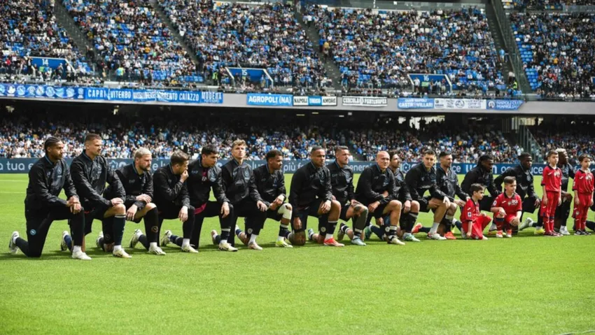 Napolili futbolcular, diz çökerek ırkçılığı protesto etti