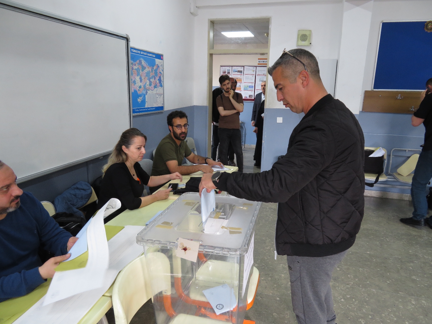 İstanbul'da oy verme işlemleri başladı: İşte ilk görüntüler