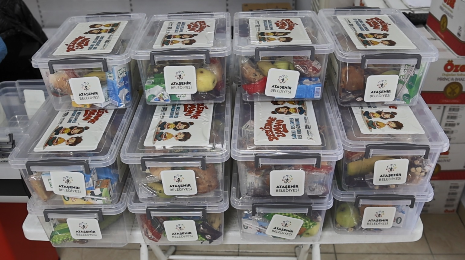 Ataşehir Belediyesi’nden öğrencilere beslenme ve kırtasiye desteği