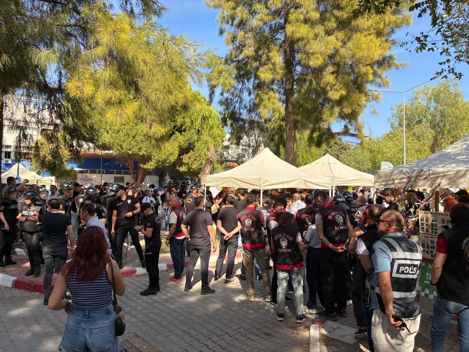 Ege Üniversitesi'nde yemek zammı protestosu: Çevik okula girdi, öğrencileri gözaltına aldı