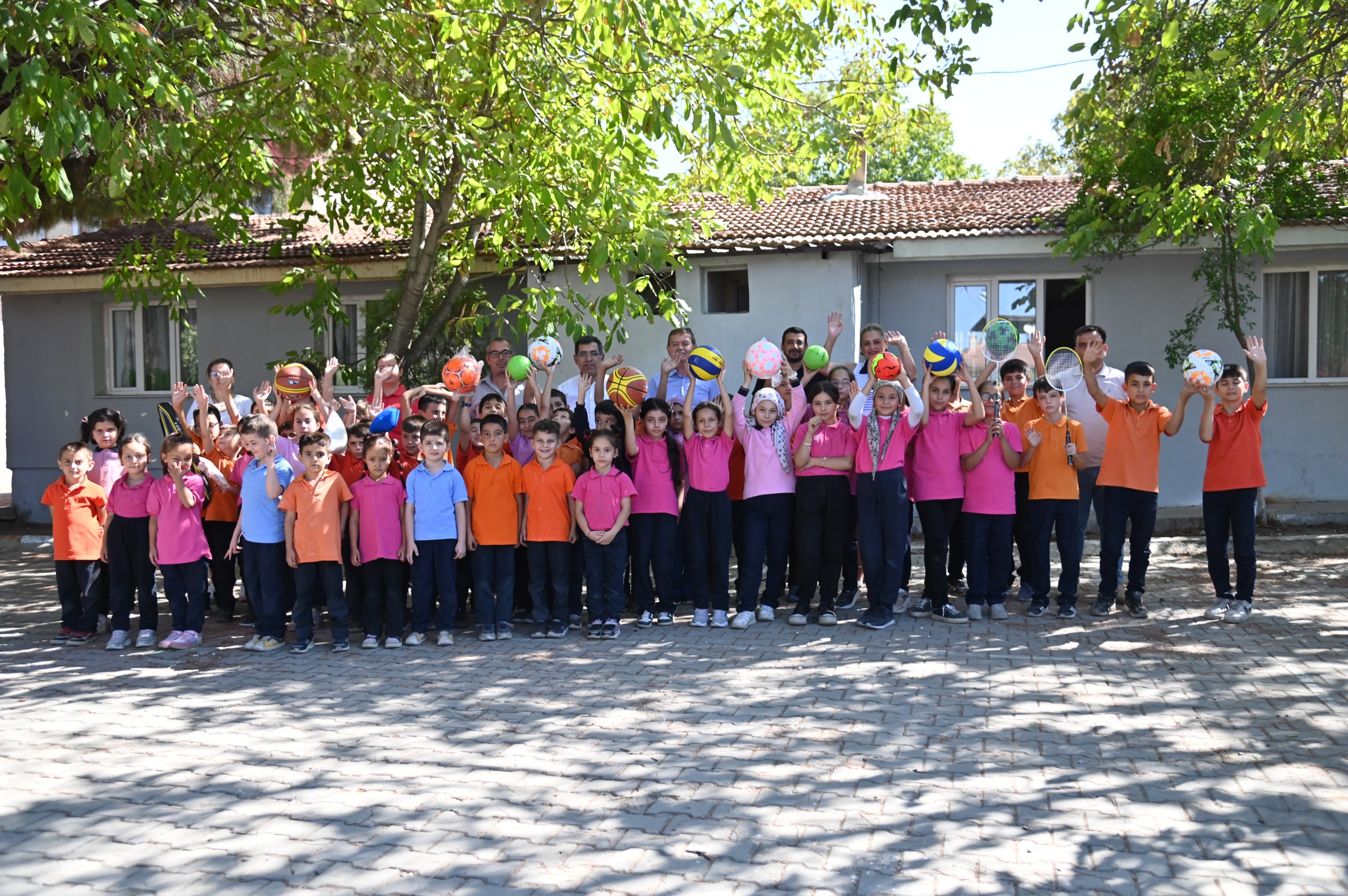 Manisa’da öğrencilere spor malzemesi desteği: ilk dağıtım Turgutlu ve Ahmetli’de