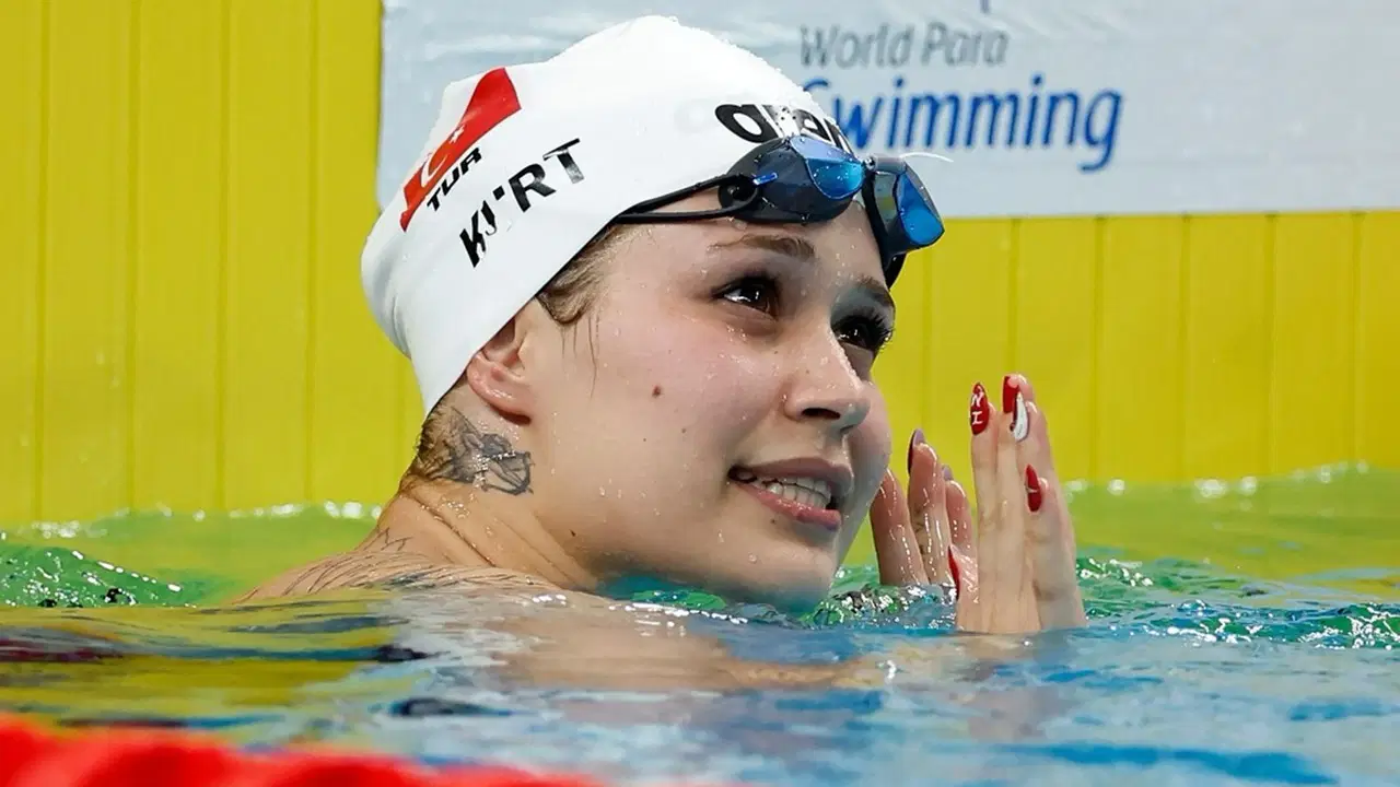 Milli yüzücü Defne Kurt'tan tarihi başarı: Dünya Şampiyonasında 5 günde 4 altın madalya!