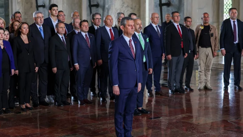 CHP lideri Özgür Özel Anıtkabir’i ziyaret etti