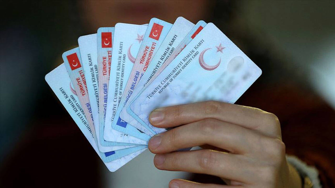 Yüzlerce kişiye usulsüz Türk vatandaşlığı verdiler: Operasyon düzenlendi