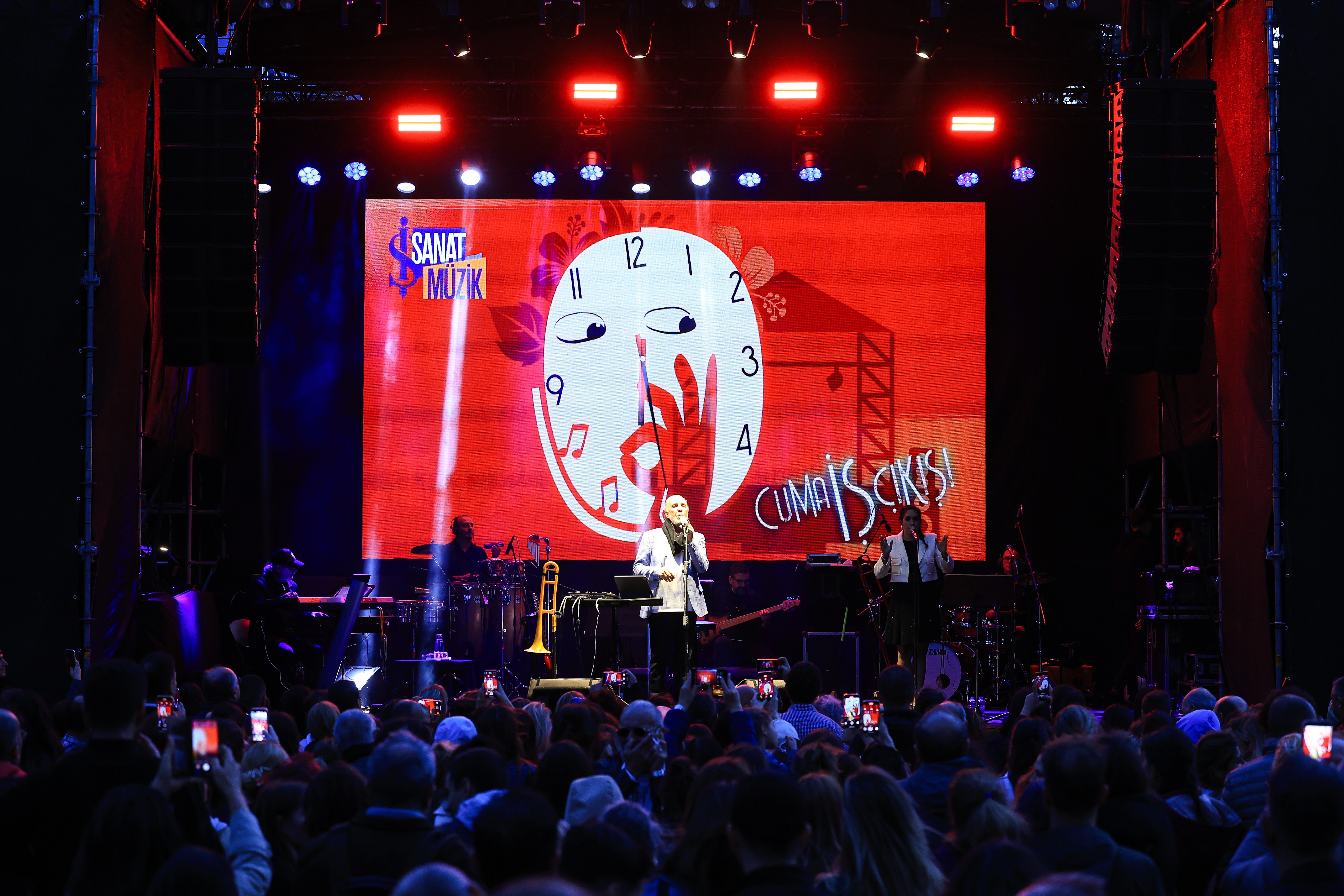 Ücretsiz Cuma İş Çıkışı konserleri Fatih Erkoç ile başladı