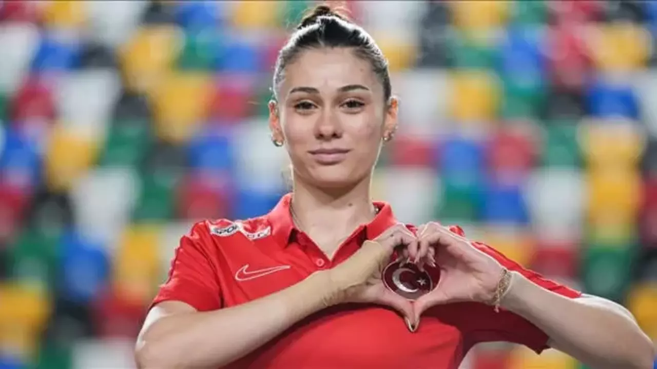 Milli sporcu Aysel Önder dünya rekoru kırarak dünya şampiyonu oldu!